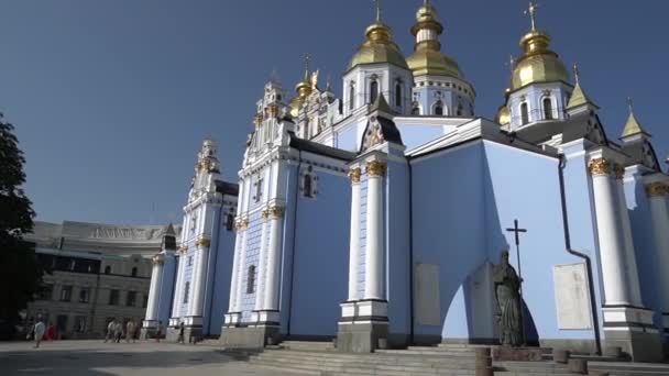 Területi Ortodox Egyház Mikhailovsky Gold-Dome kolostor Ukrajna. A gyönyörű Szent Mihály Arany Kolostor udvara Kijevben 2019 nyarán napsütéses időben — Stock videók