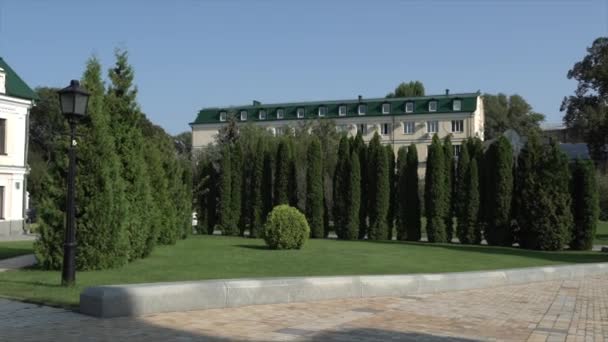 Territorio Iglesia Ortodoxa Monasterio Mikhailovsky Gold-Dome de Ucrania. El patio del hermoso Monasterio de Oro de San Miguel en Kiev en el verano de 2019 en tiempo soleado — Vídeos de Stock