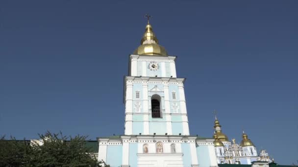 Territorio Iglesia Ortodoxa Monasterio Mikhailovsky Gold-Dome de Ucrania. El patio del hermoso Monasterio de Oro de San Miguel en Kiev en el verano de 2019 en tiempo soleado — Vídeos de Stock