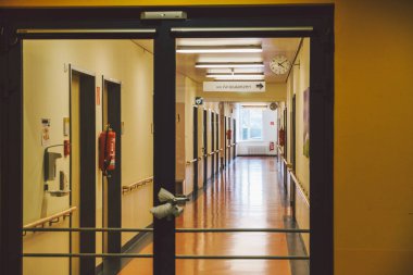 Ekim 2018. Almanya Helios Klinikum Krefeld. İç hastane içeride. Geniş ıssız istasyon koridorları, yeni hastanenin zemini, Alman Avrupa tıbbı. Sağlık kliniği iç teması