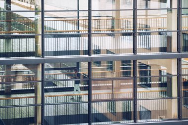 19 Ekim 2018. Almanya Helios Klinikum Krefeld. Doktor Doktor yürüyüş koridoru geç Clinic kat görünümünde pencereden istasyonları arasında taşıma. Telefonda bir adam kullandığı teknoloji konuşuyor