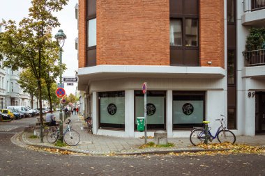 Şehir Caddesine park edilmiş bisiklet. Düsseldorf 'ta bir bisiklet. Avrupa caddesinde kimsesiz park edilmiş şehir bisikleti. Avrupa 'da bisikletle ekolojik ulaşım yöntemi. Düsseldorf, Almanya 25 Ekim 2018