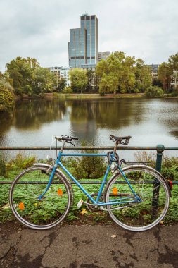 Şehir Caddesine park edilmiş bisiklet. Düsseldorf 'ta bir bisiklet. Avrupa caddesinde kimsesiz park edilmiş şehir bisikleti. Avrupa 'da bisikletle ekolojik ulaşım yöntemi. Düsseldorf, Almanya 25 Ekim 2018