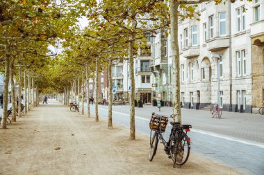 Şehir Caddesine park edilmiş bisiklet. Düsseldorf 'ta bir bisiklet. Avrupa caddesinde kimsesiz park edilmiş şehir bisikleti. Avrupa 'da bisikletle ekolojik ulaşım yöntemi. Düsseldorf, Almanya 25 Ekim 2018