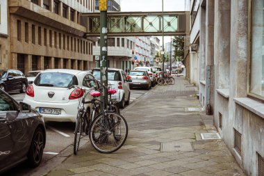 Şehir Caddesine park edilmiş bisiklet. Düsseldorf 'ta bir bisiklet. Avrupa caddesinde kimsesiz park edilmiş şehir bisikleti. Avrupa 'da bisikletle ekolojik ulaşım yöntemi. Düsseldorf, Almanya 25 Ekim 2018