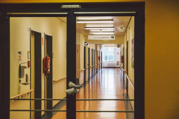 Octubre de 2018. Alemania Helios Klinikum Krefeld. Hospital interior dentro. Amplios pasillos desiertos de estación, piso de nuevo hospital, medicina europea alemana. Tema de la clínica de salud interior — Foto de Stock