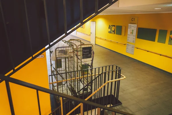 Outubro de 2018. Alemanha Helios Klinikum Krefeld. Hospital interior dentro. Espaçosos corredores desertos de estação, piso de novo hospital, medicina alemã europeia. Tema de cuidados de saúde clínica interior — Fotografia de Stock