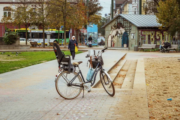Bicicleta estacionada en la calle City. Una bicicleta de ciudad en Düsseldorf. Bicicleta urbana aparcada sin nadie en la calle europea. Modo de transporte ecológico en bicicleta en Europa. Dusseldorf, Alemania 25 de octubre de 2018 — Foto de Stock