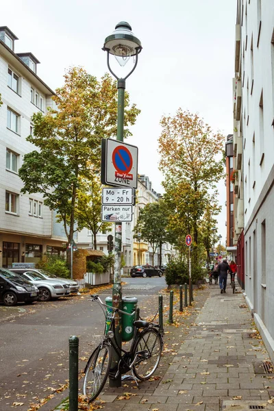 Bicicleta estacionada en la calle City. Una bicicleta de ciudad en Düsseldorf. Bicicleta urbana aparcada sin nadie en la calle europea. Modo de transporte ecológico en bicicleta en Europa. Dusseldorf, Alemania 25 de octubre de 2018 —  Fotos de Stock