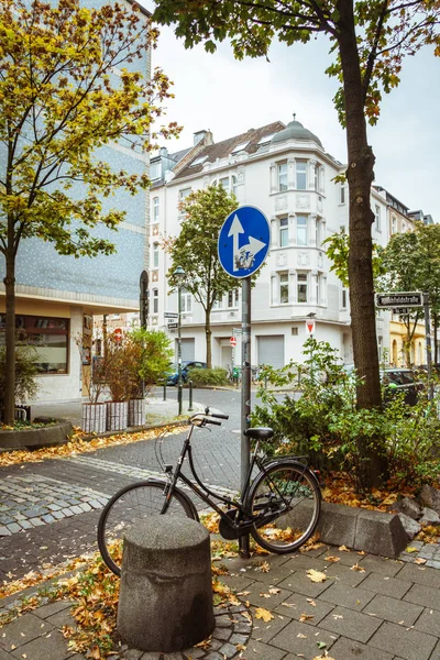 Bicicleta estacionada en la calle City. Una bicicleta de ciudad en Düsseldorf. Bicicleta urbana aparcada sin nadie en la calle europea. Modo de transporte ecológico en bicicleta en Europa. Dusseldorf, Alemania 25 de octubre de 2018 — Foto de Stock