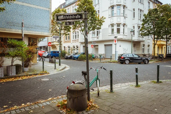 Bicicleta estacionada en la calle City. Una bicicleta de ciudad en Düsseldorf. Bicicleta urbana aparcada sin nadie en la calle europea. Modo de transporte ecológico en bicicleta en Europa. Dusseldorf, Alemania 25 de octubre de 2018 —  Fotos de Stock