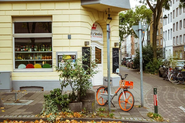 자전거는 도시의 거리에 주차되어 있습니다. 두 셀라도르 프에 있는 도시 자전거. 도시 자전거는 유럽 거리에 아무 도 주차하지 않았습니다. 자전거 생태 방식은 유럽의 교통 수단이다. Dusseldorf, Germany 2018 년 10 월 25 일 — 스톡 사진