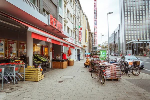 Cykel parkerad på City Street. En stadscykel i Düsseldorf. Stadscykel parkerad utan någon på europeisk gata. Miljövänlig cykeltransport i Europa. Düsseldorf, Tyskland 25 oktober 2018 — Stockfoto