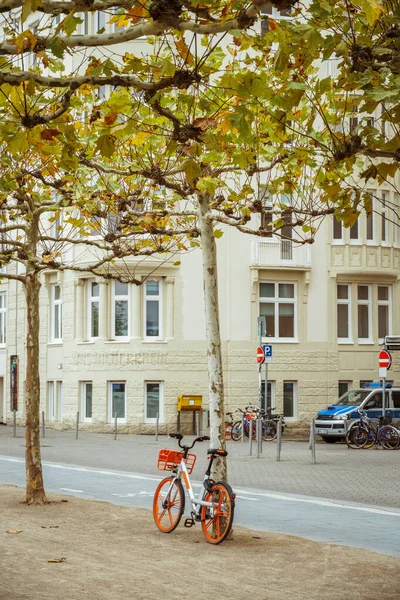 Bicicleta estacionada en la calle City. Una bicicleta de ciudad en Düsseldorf. Bicicleta urbana aparcada sin nadie en la calle europea. Modo de transporte ecológico en bicicleta en Europa. Dusseldorf, Alemania 25 de octubre de 2018 — Foto de Stock