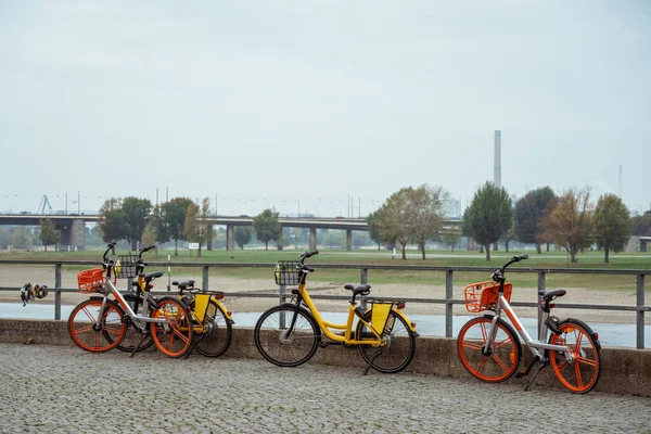 Rower zaparkowany na ulicy City. Miejski rower w Dusseldorfie. Miejski rower zaparkowany bez nikogo na europejskiej ulicy. ekologiczny środek transportu rowerowego w Europie. Dusseldorf, Niemcy 25 października 2018 — Zdjęcie stockowe