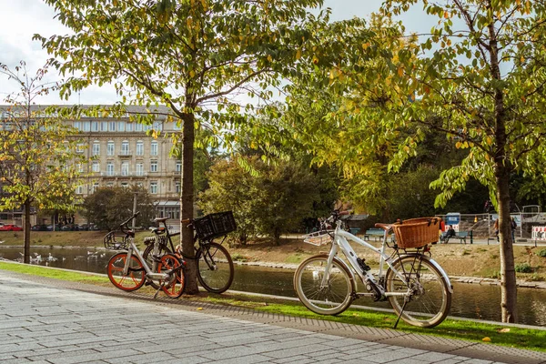Rower zaparkowany na ulicy City. Miejski rower w Dusseldorfie. Miejski rower zaparkowany bez nikogo na europejskiej ulicy. ekologiczny środek transportu rowerowego w Europie. Dusseldorf, Niemcy 25 października 2018 — Zdjęcie stockowe