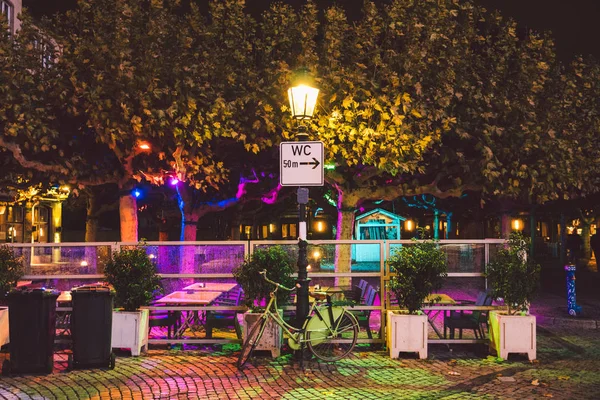 Sepeda parkir di jalan kota. Sebuah sepeda kota di Dusseldorf. Sepeda perkotaan yang diparkir tanpa seorang pun di jalan Eropa. Sepeda moda transportasi ekologi di Eropa. Dusseldorf, Jerman 25 Oktober 2018 — Stok Foto