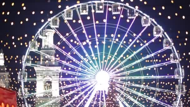 Ferris wheel, street fair on Kotraktova Square. Evening Kyiv. Holiday season Kyiv December 21, 2019. Festive Illumination. Christmas market street food, street market in evening New Years holidays — Stock Video