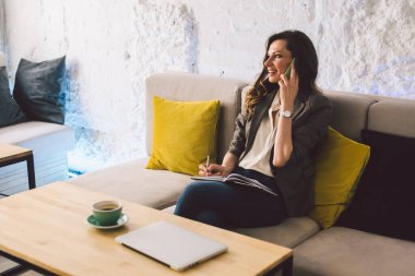 İş kadını kahve dükkanında dizüstü bilgisayarla çalışıyor. Kadın cep telefonuyla arıyor, boş zamanlarında kafede tek başına oturuyor. Serbest yazar blogcusu. Ofisin dışında çalış. Eş çalışma