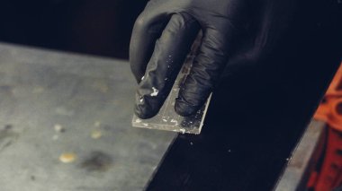 Kayak ustası. Kayak üssü plastik kazıyıcısından fazla mum çıkarıyorum. Kayak servisi ve onarım. Kış işçisi üs onarımı yapıyor. Kiralık atölye servisi. Atölye Kayak Servisi 'nde Tamirci