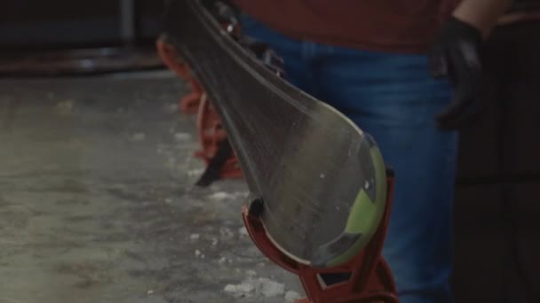 Masculin de atelier de servicii de schi face ascuțirea și repararea schiurilor. Ascuțirea marginilor schiurilor cu un instrument manual de reglare laterală dotat cu o piatră de diamant. Repararea temei de bordură de schi — Videoclip de stoc
