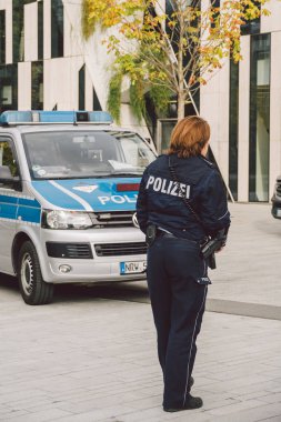 Alman polis memuru. Çevik kuvvet Almanya 'sı. Polis 27 Ekim 2018 'de Alacakaranlık Kuşağında devriye geziyor. Alman polis memurları iş başında. Avrupa 'da kanun uygulama, kamu koruma, kamu hizmetleri konusu