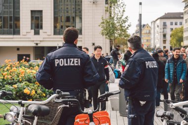 Alman polis memuru. Çevik kuvvet Almanya 'sı. Polis 27 Ekim 2018 'de Alacakaranlık Kuşağında devriye geziyor. Alman polis memurları iş başında. Avrupa 'da kanun uygulama, kamu koruma, kamu hizmetleri konusu