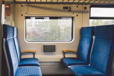 Almanya 'daki Vagon Treni, Düsseldorf' ta. Trenin içi boş. Alman tren sisteminin mavi kumaş koltuklu yolcu trenlerinin içindeki koridor manzarası.
