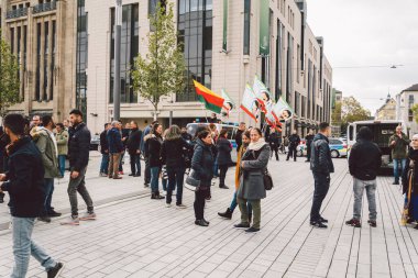 Müslümanların tezahürü 27 Ekim 2018 Almanya, Düsseldorf. Sokaklarda siyasi protesto. Göçmenler talep ediyor. Araplar Almanya 'da siyaseti protesto ediyor. Müslüman göçmen meydanda haklarını savunuyor