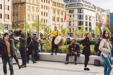 Müslümanların tezahürü 27 Ekim 2018 Almanya, Düsseldorf. Sokaklarda siyasi protesto. Göçmenler talep ediyor. Araplar Almanya 'da siyaseti protesto ediyor. Müslüman göçmen meydanda haklarını savunuyor