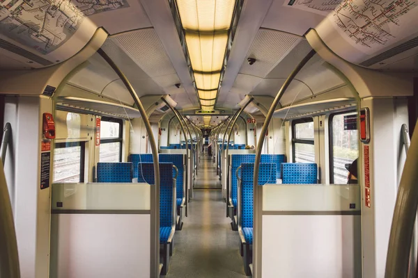 Μέσα στο τρένο βαγόνι Γερμανία, Ντίσελντορφ. 'δειο εσωτερικό τρένου. εσωτερική άποψη του διαδρόμου στο εσωτερικό επιβατικών αμαξοστοιχιών με καθίσματα από μπλε ύφασμα του γερμανικού σιδηροδρομικού συστήματος — Φωτογραφία Αρχείου