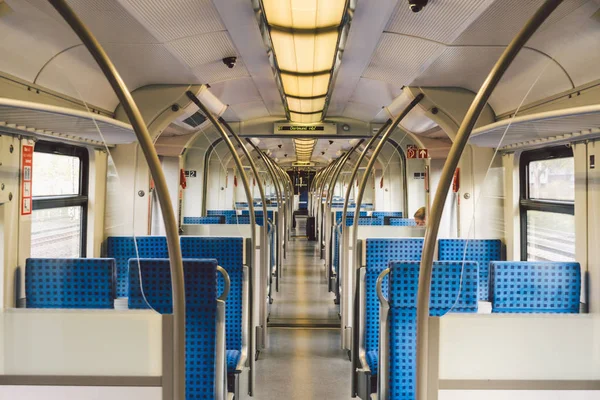 Almanya 'daki Vagon Treni, Düsseldorf' ta. Trenin içi boş. Alman tren sisteminin mavi kumaş koltuklu yolcu trenlerinin içindeki koridor manzarası. — Stok fotoğraf