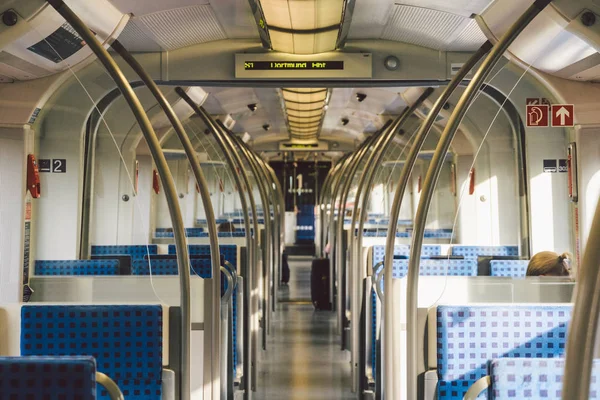 Almanya 'daki Vagon Treni, Düsseldorf' ta. Trenin içi boş. Alman tren sisteminin mavi kumaş koltuklu yolcu trenlerinin içindeki koridor manzarası. — Stok fotoğraf