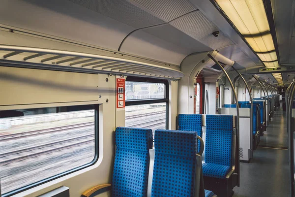 Dentro del tren Wagon Alemania, Dusseldorf. Interior vacío del tren. vista interior del pasillo interior de los trenes de pasajeros con asientos de tela azul del sistema ferroviario alemán —  Fotos de Stock