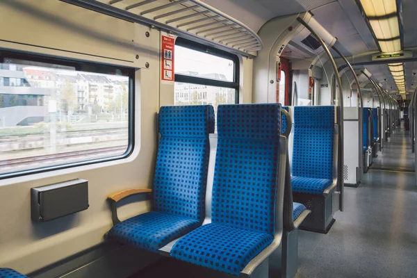 Almanya 'daki Vagon Treni, Düsseldorf' ta. Trenin içi boş. Alman tren sisteminin mavi kumaş koltuklu yolcu trenlerinin içindeki koridor manzarası. — Stok fotoğraf