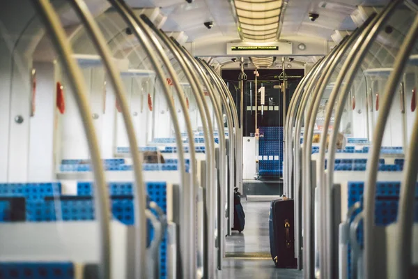 在德国的大篷车内，杜塞尔多夫 里面空荡荡的火车 德国铁路系统蓝色结构座椅客车内走廊的内部视图 — 图库照片