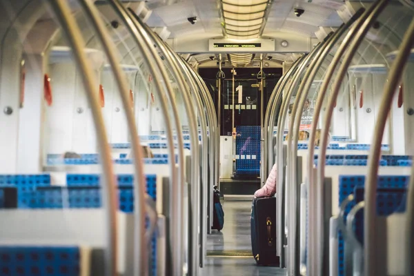 Dentro del tren Wagon Alemania, Dusseldorf. Interior vacío del tren. vista interior del pasillo interior de los trenes de pasajeros con asientos de tela azul del sistema ferroviario alemán —  Fotos de Stock