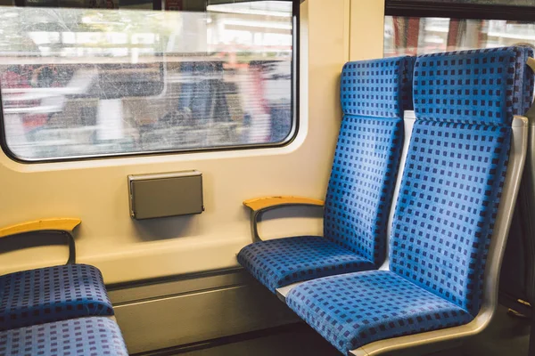 Almanya 'daki Vagon Treni, Düsseldorf' ta. Trenin içi boş. Alman tren sisteminin mavi kumaş koltuklu yolcu trenlerinin içindeki koridor manzarası. — Stok fotoğraf