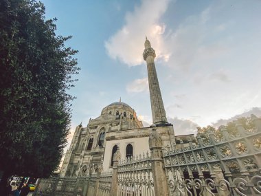 Pertevniyal Valide Sultan Camii, İstanbul, Türkiye. İstanbul 'daki Osmanlı Camii. Aksaray Valide Camii Aksaray 'da bulunmaktadır. Müslüman dininin teması, Tanrı 'ya inanç