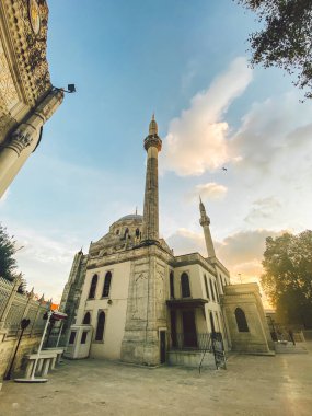 Pertevniyal Valide Sultan Camii, İstanbul, Türkiye. İstanbul 'daki Osmanlı Camii. Aksaray Valide Camii Aksaray 'da bulunmaktadır. Müslüman dininin teması, Tanrı 'ya inanç
