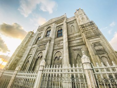 Pertevniyal Valide Sultan Camii, İstanbul, Türkiye. İstanbul 'daki Osmanlı Camii. Aksaray Valide Camii Aksaray 'da bulunmaktadır. Müslüman dininin teması, Tanrı 'ya inanç