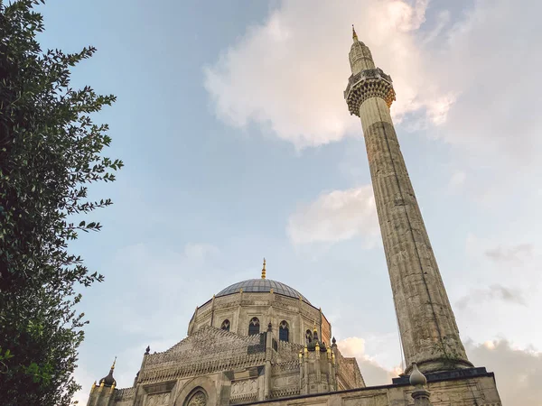 Pertevniyal Valide Sultan Mesquita, Istambul, Turquia. Mesquita imperial otomana em Istambul. Aksaray Valide Mesquita localizada em Aksaray. Tema da religião muçulmana, fé em Deus — Fotografia de Stock