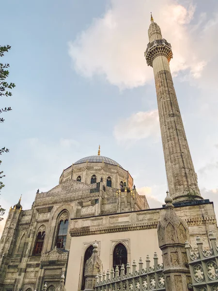 Pertevniyal Valide Sultan Mosque, Κωνσταντινούπολη, Τουρκία. Οθωμανικό αυτοκρατορικό τζαμί στην Κωνσταντινούπολη. Aksaray Valide Τζαμί βρίσκεται στο Aksaray. Θέμα της μουσουλμανικής θρησκείας, πίστη στο Θεό — Φωτογραφία Αρχείου