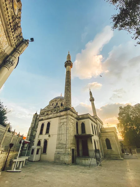 Mosquée Pertevniyal Valide Sultan, Istanbul, Turquie. Mosquée impériale ottomane à Istanbul. Mosquée Aksaray Valide située à Aksaray. Thème de la religion musulmane, foi en Dieu — Photo