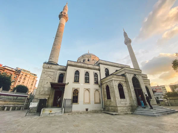 Pertevniyal Valide Sultan Mosque, Istambul, Turquia 26 de outubro de 2019. Mesquita imperial otomana em Istambul. Aksaray Valide Mesquita localizada em Aksaray. Tema da religião muçulmana, fé em Deus — Fotografia de Stock