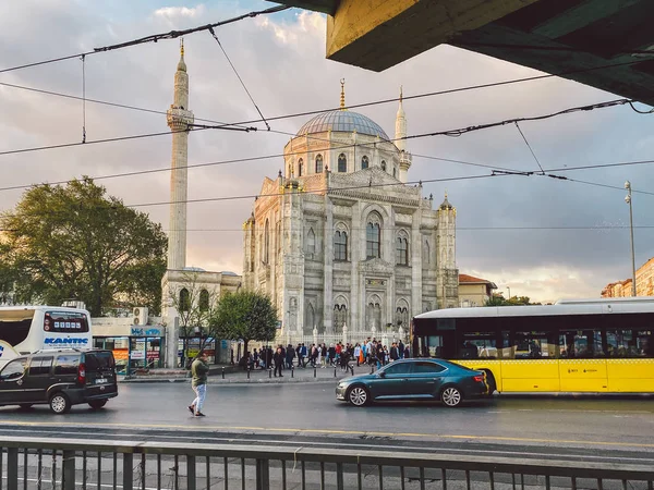 Pertevniyal Valide Sultan Mosque, Istanbul, Turkije 26 oktober 2019. Ottomaanse keizerlijke moskee in Istanbul. Aksaray Valide Moskee gelegen in Aksaray. Thema van moslimreligie, geloof in God — Stockfoto