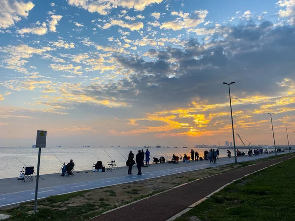 Vissers vissen bij zonsondergang aan de kust van de Zee van Marmara in Istanbul Turkije — Stockfoto