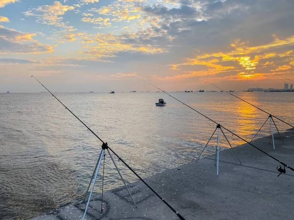 Fischer angeln bei Sonnenuntergang am Ufer des Marmaramasees in Istanbul Türkei — Stockfoto