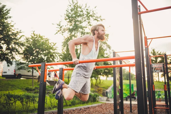 Fit Man Workout Out Arms On Dips Horizontal Bars Training Triceps And Biceps Doing Push Ups. Handsome Man Doing Exercise On Parallel Bars. Male Athlete Exercises On Parallel Bars Outdoor — Stock Photo, Image