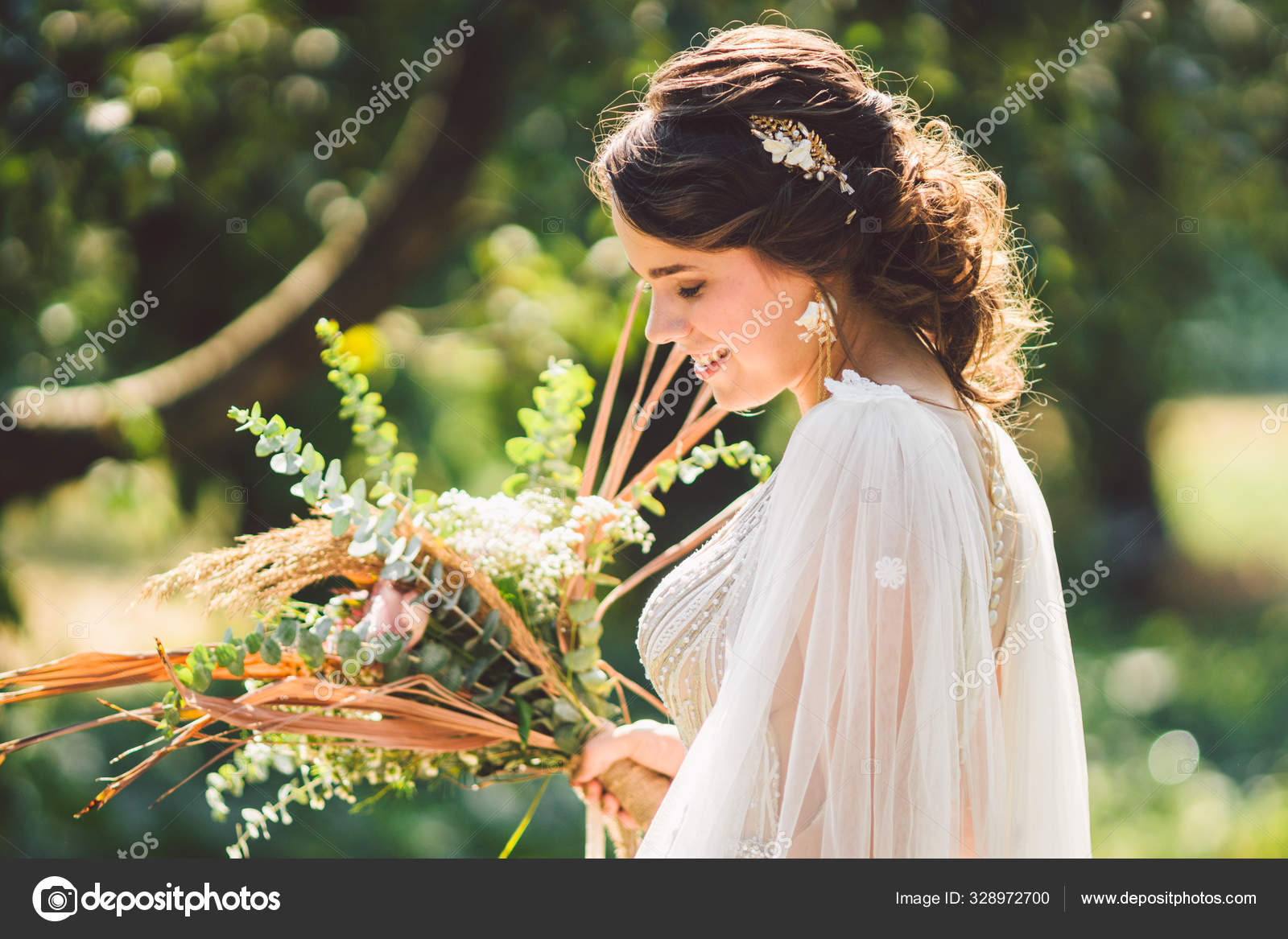 美丽的新娘带着花束站在森林的背景上. 乡村风格。 漂亮的新娘穿着精致的衣服在户外。 在阳光普照的森林地区拍摄年轻新娘的近照—